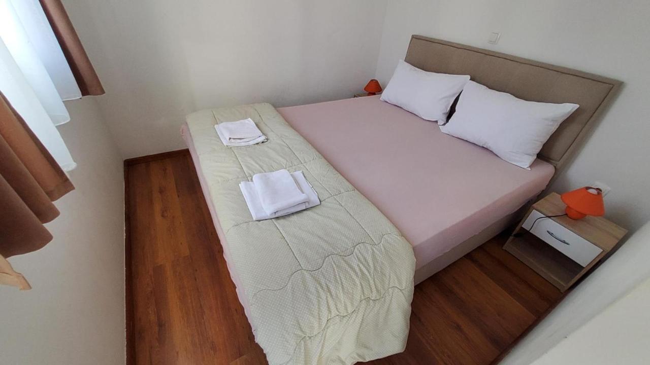 11 Sleeps 4 Guests * Split