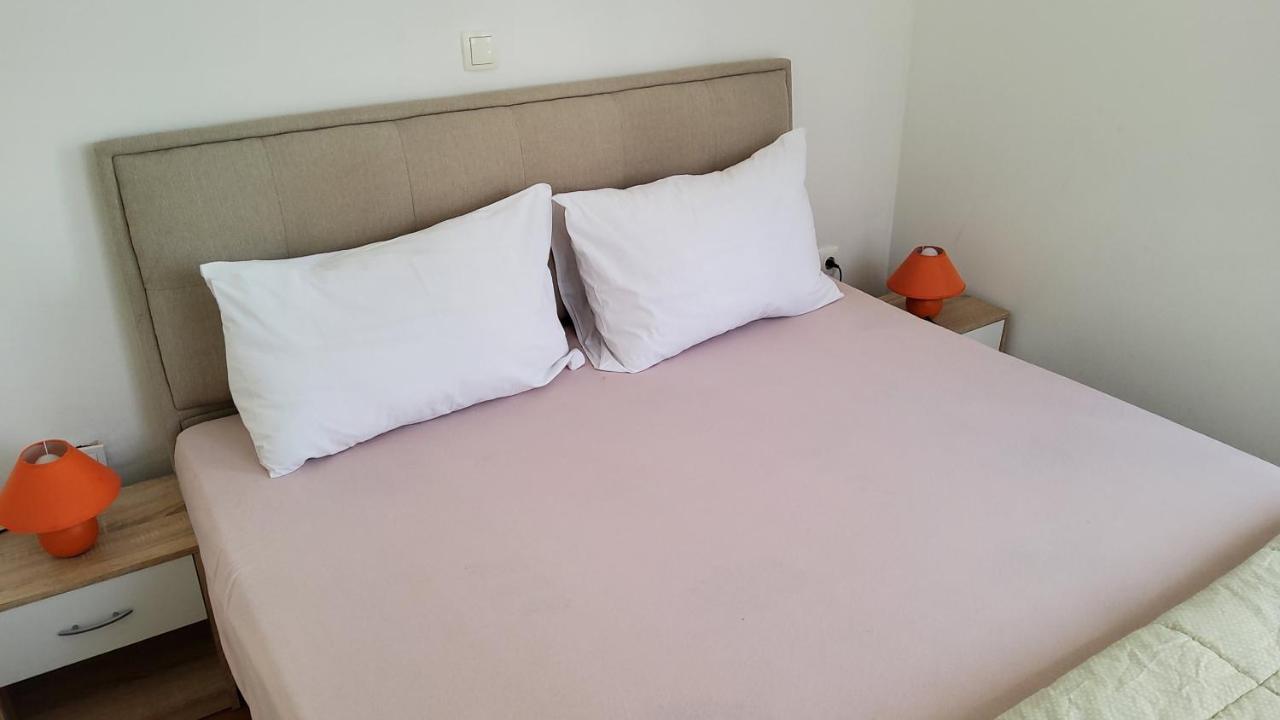 11 Sleeps 4 Guests * Split