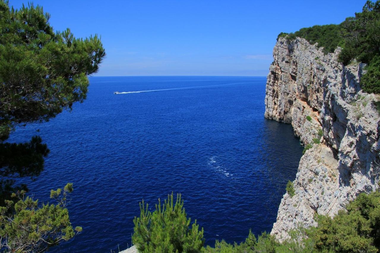11 Sleeps 4 Guests * Split