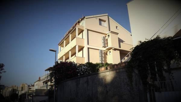 11 Sleeps 4 Guests * Split