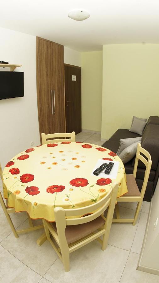 11 Sleeps 4 Guests *